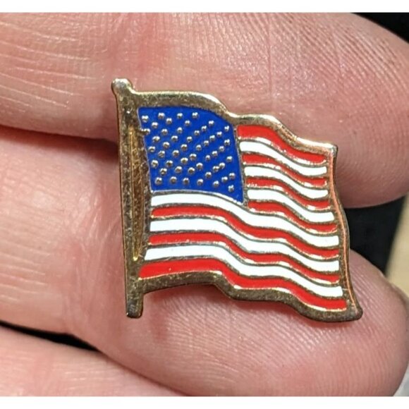 Patriotic Red White And Blue Enamel On Gold Tone Metal United States Flag Lapel - Picture 3 of 4